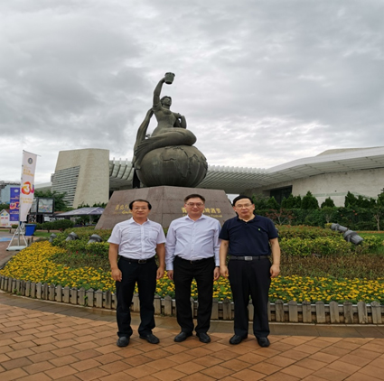 駐山東聯絡處副主任方明遠（左二）與青島市委台港澳辦紀家棟（左一）、嶗山區委統戰部副部長梁光（右一）考察青島國際啤酒節運營。