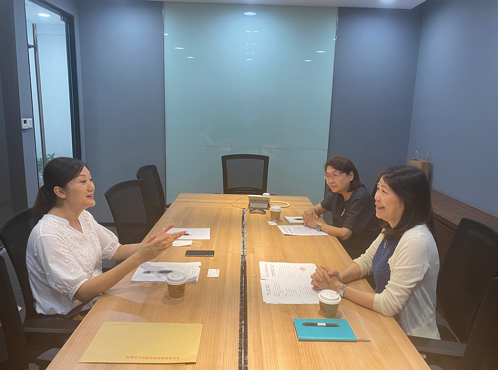 駐浙江聯絡處主任廖鳳嫻（右一）與杭州市港澳事務辦公室港澳處處長杜鵑（左）會面交流