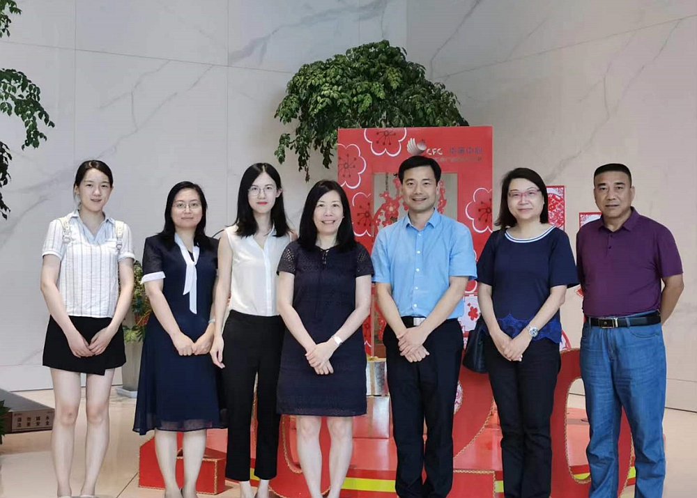 駐浙江聯絡處主任廖鳳嫻（中）与杭州市西湖區委統戰部常務副部長楊斌（右三）及浙江華策影視股份有限公司總裁辦主任胡奮（左三）會面交流後合影