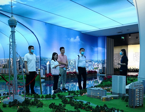 駐山東聯絡處副主任方明遠（右二）考察臨沂市規劃展覽館