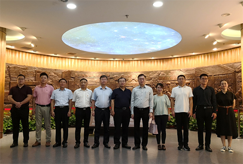駐山東聯絡處副主任方明遠（右五）及臨沂市台灣事務辦公室主任李明耀（中）等合照