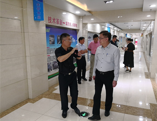 駐山東聯絡處副主任方明遠（第一排右）考察金鑼集團