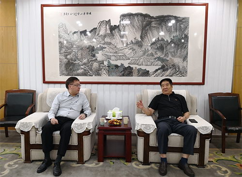 駐山東聯絡處副主任方明遠（左）與山東華強集團董事長王順銀（右）會面