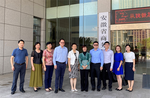 駐滬辦主任蔡亮（右五）和安徽省商務廳副廳長黃英（左五）及其他與會者會後合影