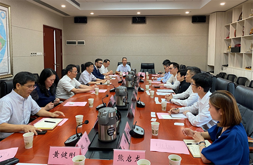 駐滬辦主任蔡亮（右四）與安徽省港澳辦主任雍成瀚（左三）會面，並與在皖港資企業代表座談