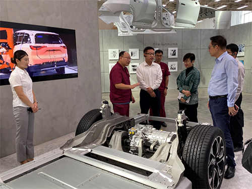駐滬辦主任（右三）參觀江淮汽車集團股份有限公司