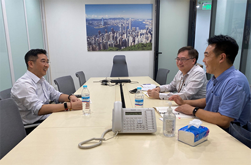 駐山東聯絡處副主任方明遠（右二）、濟南市台港澳辦港澳處處長王文華（右一）與東亞銀行濟南分行行長鄺萬成（左）會面照