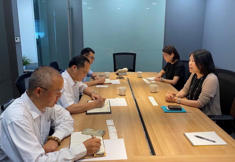 駐浙江聯絡處主任廖鳳嫻（右排右一）與嘉興市港澳事務辦公室主任沈文平（左二）會面交流
