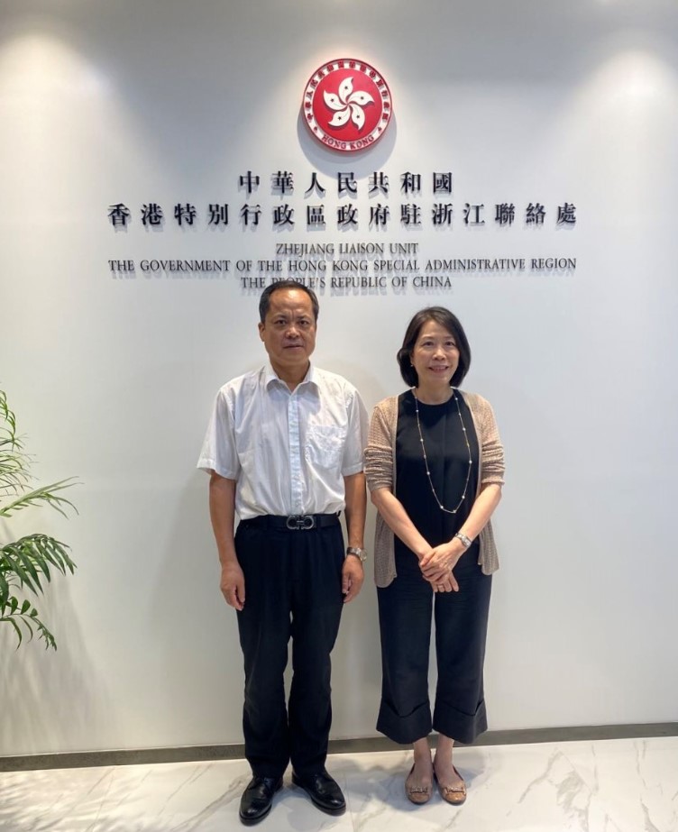 駐浙江聯絡處主任廖鳳嫻（右）與嘉興市港澳辦主任沈文平（左）會面交流後合影
