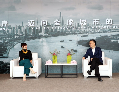 駐滬辦主任蔡亮（左）與徐匯區區長方世忠（右）會面交談