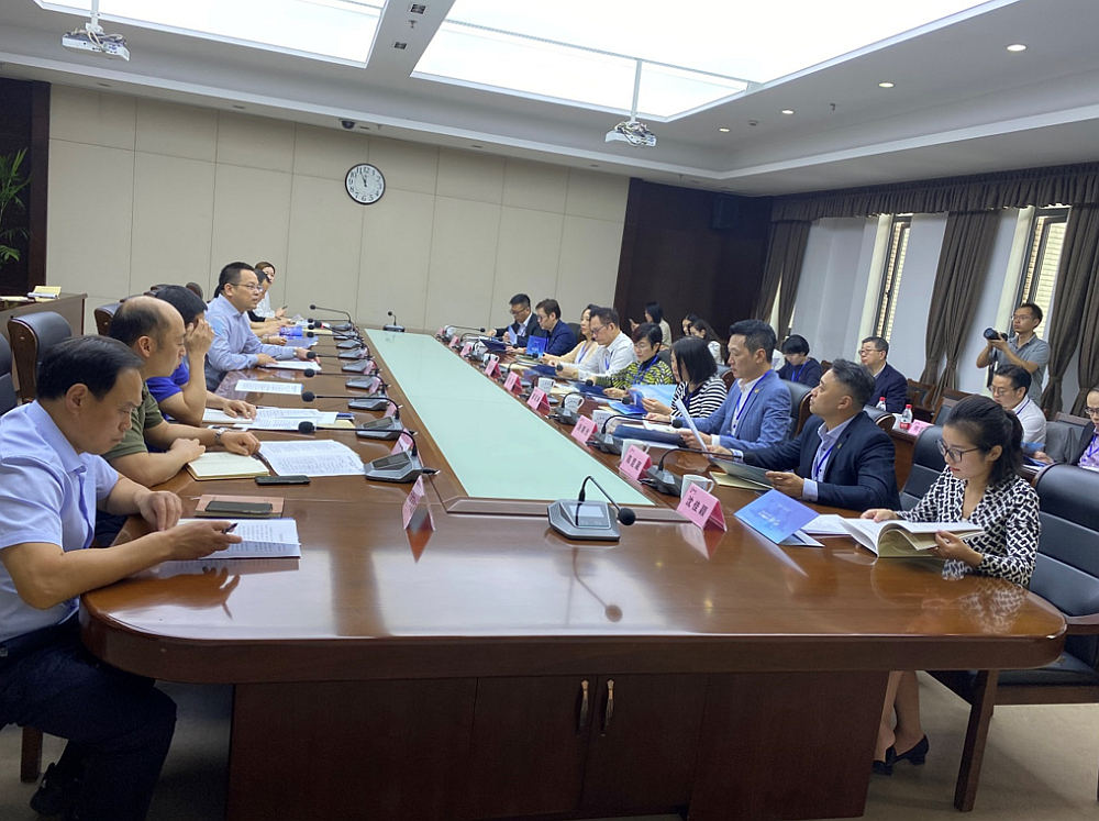 駐滬辦主任蔡亮（右五）、駐浙江聯絡處主任廖鳳嫻（右四）及中國香港（地區）商會–浙江考察團與台州灣新區管委會副主任徐禮輝（左四）及相關部門負責人會面座談