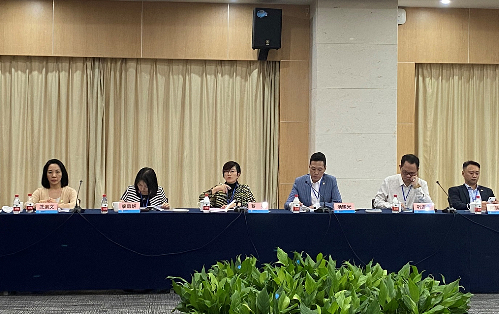 駐滬辦主任蔡亮（左三）、駐浙江聯絡處主任廖鳳嫻（左二）及中國香港（地區）商會–浙江考察團與台州銀行座談