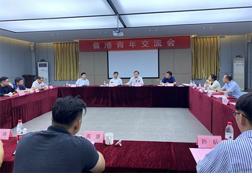 駐山東聯絡處副主任方明遠（右四）及山東省政協港澳台僑和外事委員會副主任陳棟（中）等出席魯港青年交流會