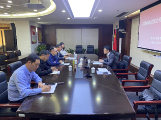 駐滬辦經貿關係總監龐錦輝(右)與泰州市商務局副局長韓潮(左三)、發改委副主任史凱忠(左四)、港澳辦處長何益軍(左二)等會面交流