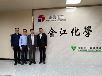 駐滬辦經貿關係總監龐錦輝(右二)與泰興金江化學工業有限公司常務副總經理鄧宇雄(左二)在會面後合影