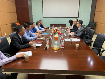 駐滬辦經貿關係總監龐錦輝(右一)與泰州市高港區商務局局長劉朝暉(左四)、明發集團泰州房地產開發有限公司工程副總經理魏建國(左三)及開發部副總監錢俊林(左二)等會面交流