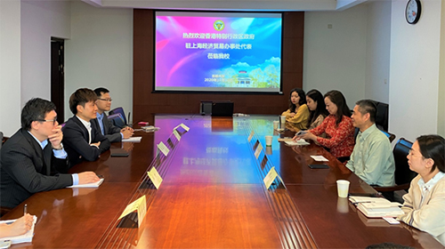 駐滬辦副主任勞逸民（左二）與東南大學台港澳辦公室副主任許克琪（右二）會面，並與東南大學的香港學生代表座談