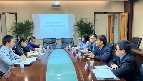 駐滬辦副主任勞逸民（右二）與南京師範大學台港澳辦公室主任嚴志軍教授（左一）會面交流