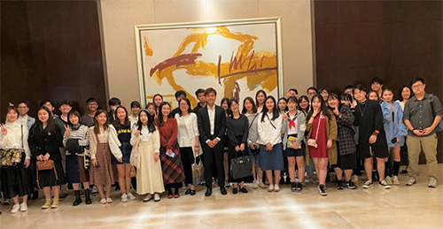 駐滬辦副主任勞逸民（中）一行與在南京就讀的香港大學生聚會後合影