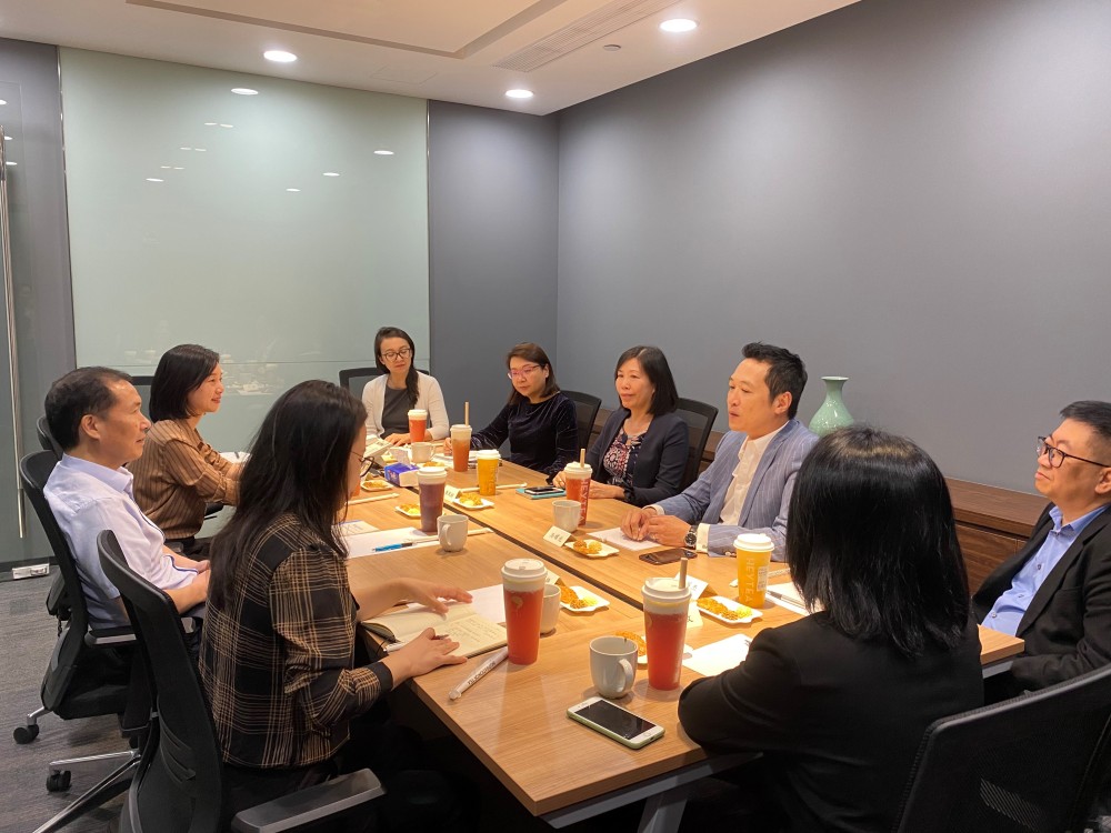駐浙江聯絡處主任廖鳳嫻（右排右三）與台州市港澳事務辦公室主任金敬中（左排左二）、台州市友協專職副會長王蓓（左排左三）中國香港（地區）商會–浙江會長湯耀光（右二）等會面交流