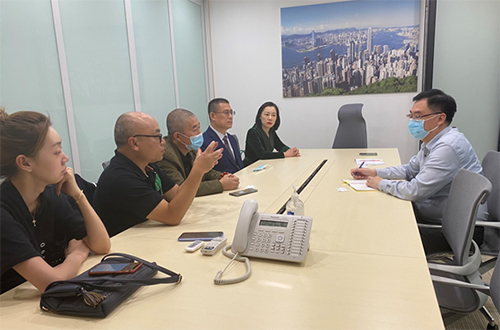 駐山東聯絡處副主任方明遠（右）與山東聯勞人力資源有限公司創始人鄭月光（左四）等會面