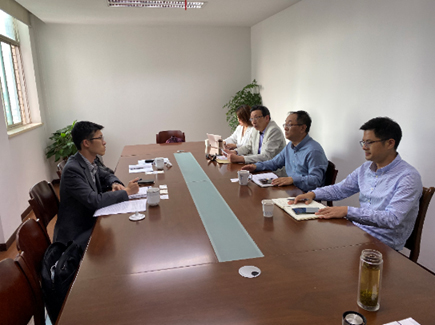 駐滬辦經貿關係總監龐錦輝(左)與揚州市發改委對外經濟和國際合作處處長吉愛平(右二)、揚州市「一帶一路」發展促進會秘書長周際(右三)等會面交流
