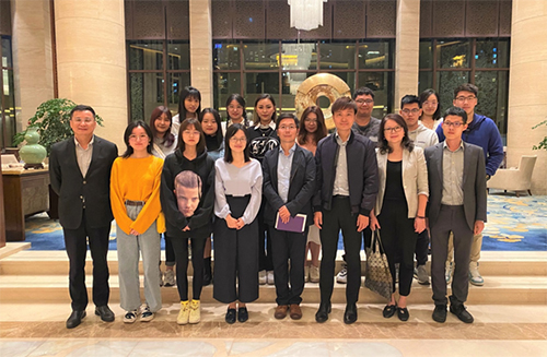 駐滬辦副主任勞逸民（右三）一行與在揚州大學就讀的香港大學生聚餐後合影