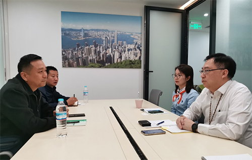 駐山東聯絡處副主任方明遠（右一）與濟南市公安局港澳台處處長李銳（左一）等會面