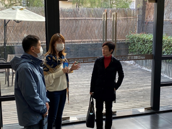 駐滬辦主任蔡亮（右一）參觀長寧創邑SPACE （弘基），聽取此項由舊建築物改建成為現代化辦公室項目的最新發展情況