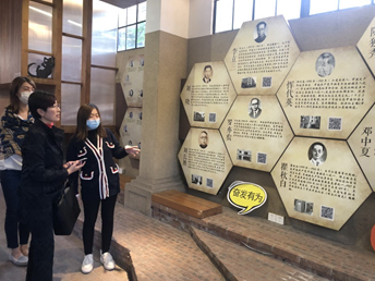 駐滬辦主任蔡亮（左二）聽取曾居於長寧區的名人事跡介紹，了解長寧區的發展歷程