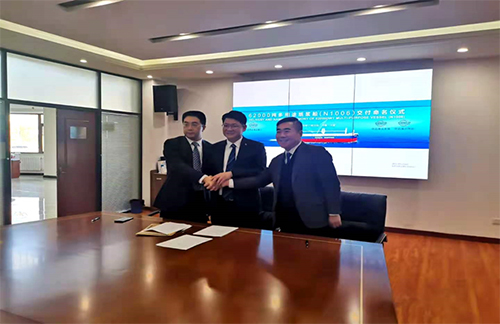 簽署交付法律文書<br>左：王 彧 船廠代表，中遠海運重工副總經理（主持工作）<br>中：向大田 注册官<br>右：李 兵 船東代表，中遠海運發展航運租賃事業部總經理