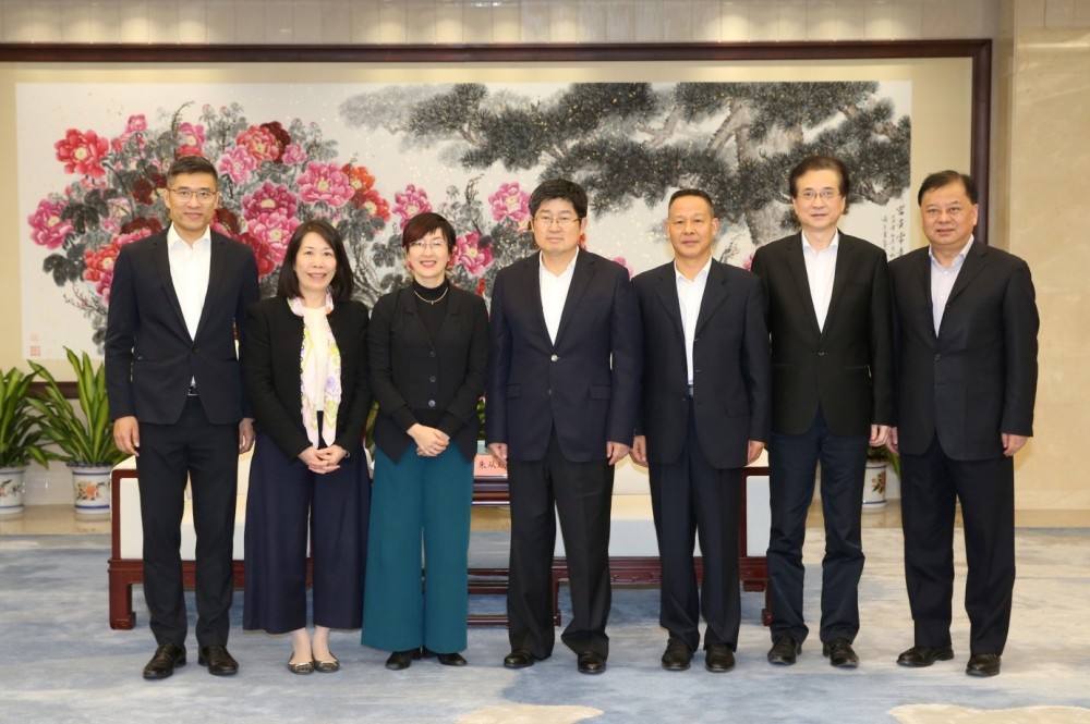 駐滬辦主任蔡亮（左三）與浙江省副省長朱從玖（中）、浙江省港澳辦副主任姚國文（右三）、浙江省商務廳副廳長王堅（右二）和浙江省文化和旅遊廳副廳長許澎（右一）合影，駐浙江聯絡處主任廖鳳嫻（左二）和駐滬辦副主任翁榮楨（左一）陪同