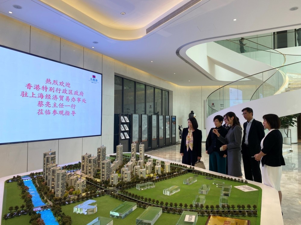 駐滬辦主任蔡亮（左二）在九龍倉（杭州）置業有限公司總經理翟凱傑（右二）陪同下參觀天璽項目，左一為駐浙江聯絡處主任廖鳳嫻
