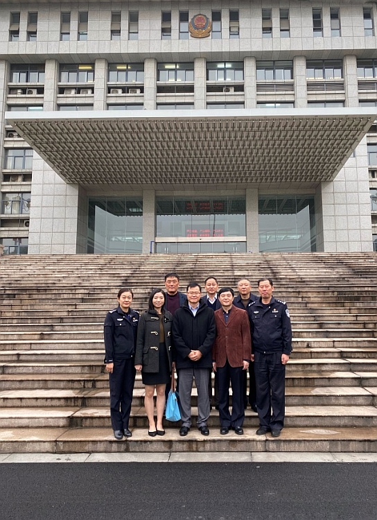 駐滬辦總入境事務主任翁志強與鎮江市公安局領導合影。