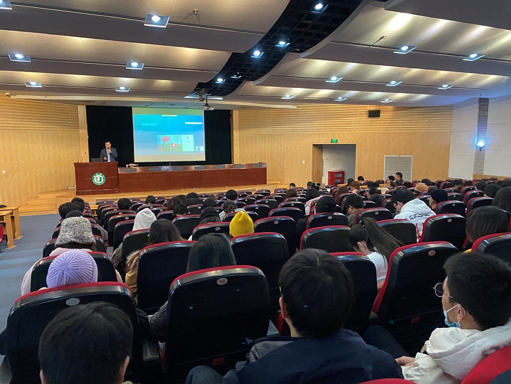 駐滬辦總入境事務主任翁志強與江蘇大學學生交流。