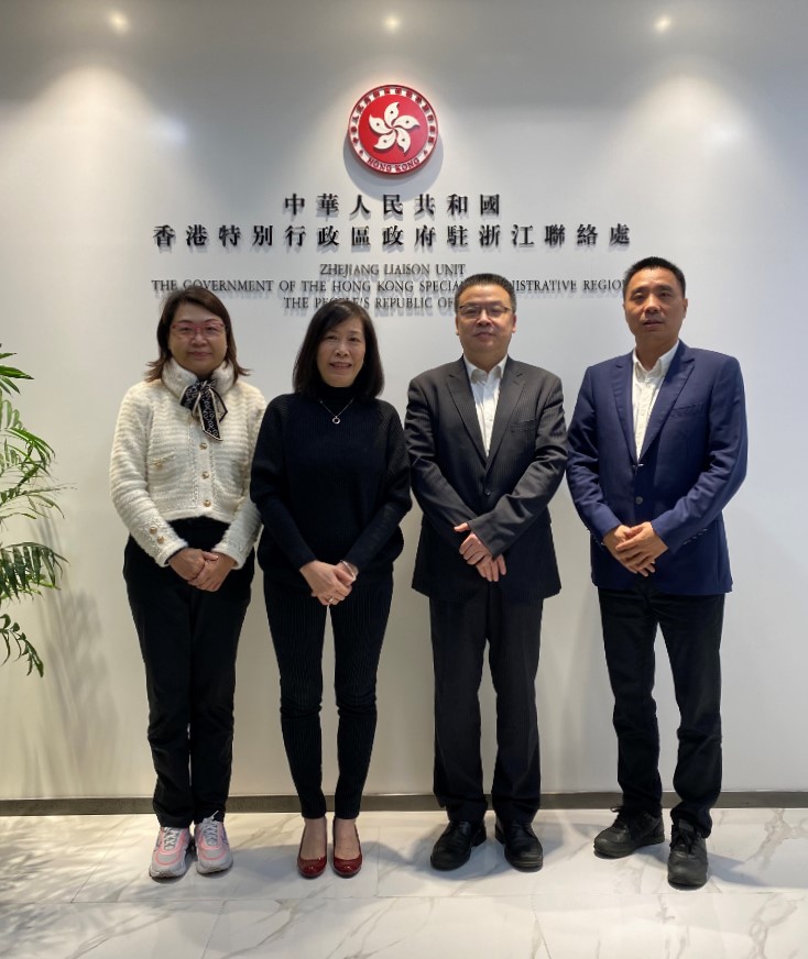 駐浙江聯絡處主任廖鳳嫻（左二）與寧波市商務局局長張延（右二）等合影