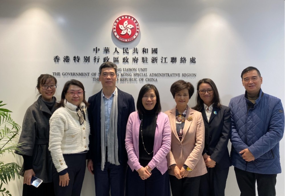 駐浙江聯絡處主任廖鳳嫻（中）與湖州市委統戰部常務副部長李曉良（左三）、湖州市港澳辦主任臧學萍（右三）、巡視員蔣曉勇（右一）、湖州經濟技術開發區管理委員會投資促進局副局長顧仰群（右二）等合影