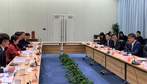 駐滬辦主任蔡亮（左二）與虹口區區長胡廣杰（右一）會面交流