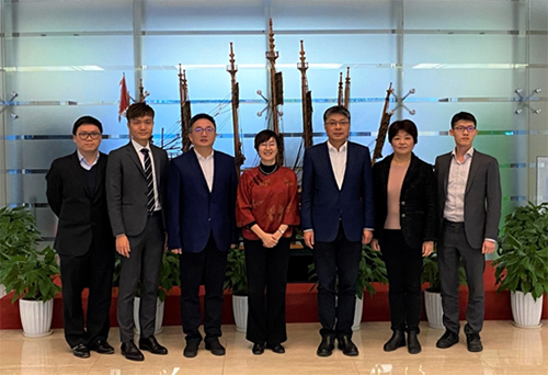 駐滬辦主任蔡亮（中）、虹口區區長胡廣杰（右三）、虹口區副區長張偉（左三）、上海市港澳辦港澳處處長葉靚（右二）、駐滬辦副主任勞逸民（左二）、駐滬辦聯絡統籌主任貝力（左一）、駐滬辦經貿關係總監龐錦輝（右一）於會面後合照