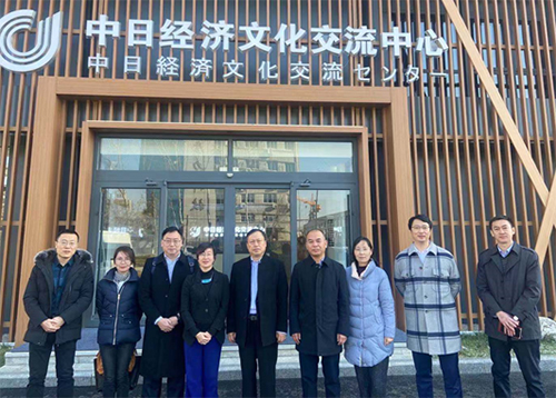 駐滬辦主任蔡亮（左四）考察煙台中日經濟文化交流中心