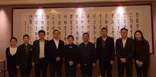 駐滬辦主任蔡亮（中）與威海市委統戰部部長梁金光（右四）、威海市台港澳事務辦公室主任楊志偉（左四）等合照