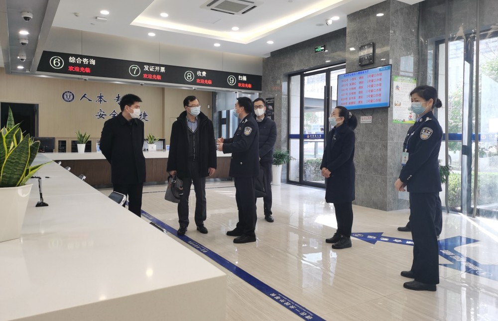 駐滬辦總入境事務主任翁志強（左二）在東陽市副市長陳德良（左一）陪同下參觀當地出入境辦證大廳