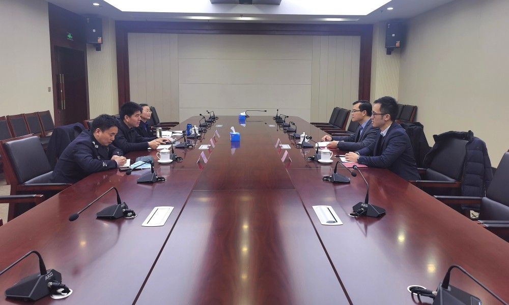 駐滬辦總入境事務主任翁志強（右二）與東陽市副市長陳德良（左二）座談交流