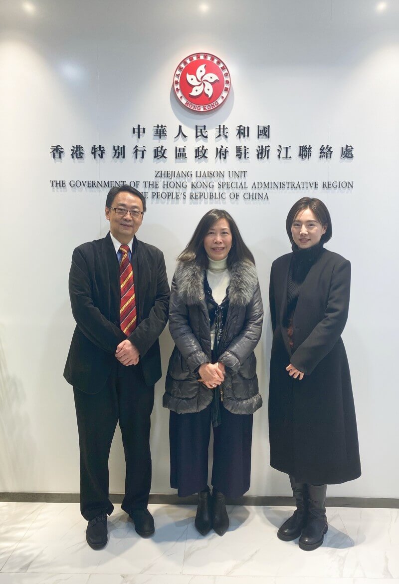 駐浙江聯絡處主任廖鳳嫻（中）與香港中小企業發展促進會會長宗第（左一）合影