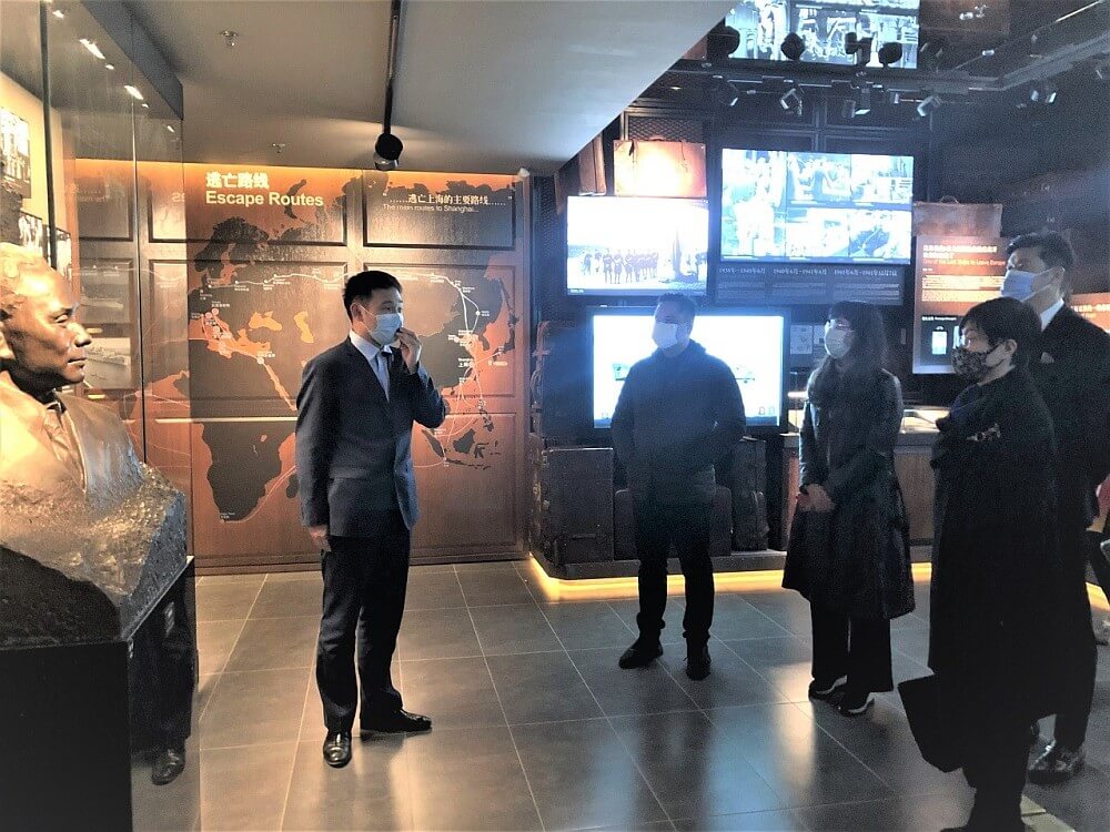 駐滬辦主任蔡亮（右二）、滬港經濟發展協會會長姚祖輝（右一）、滬港青年會主席包鴻勳（左二）在虹口區政府外辦副主任張靜韻（右三）陪同下參觀上海猶太難民紀念館