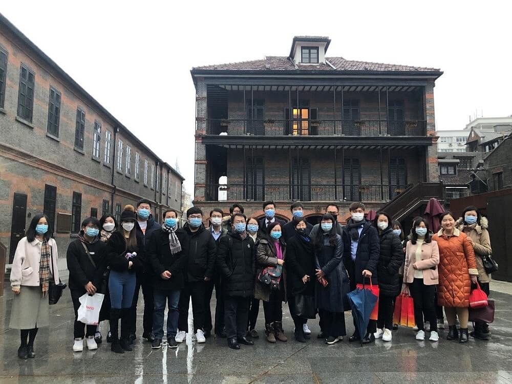 出席活動的滬港青年會會員、滬港同學會學生及駐滬辦同事於參觀後合照留念