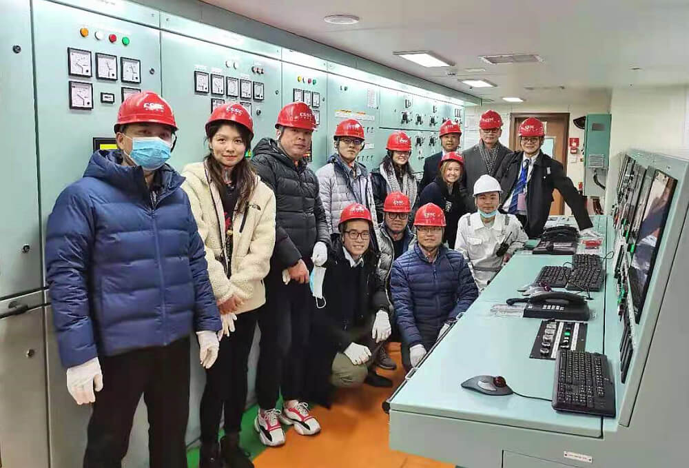 駐滬辦同事於輪機控制室同導賞員大管輪（居右）合照