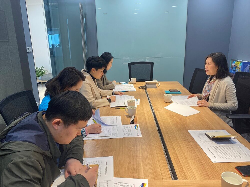 駐浙江聯絡處主任廖鳳嫻（右）與共青團浙江省委統戰部副部長、浙江省青年聯合會秘書長劉俏蕾（左三）、浙江省青年聯合會副秘書長景麗敏（左二）等會面交流
