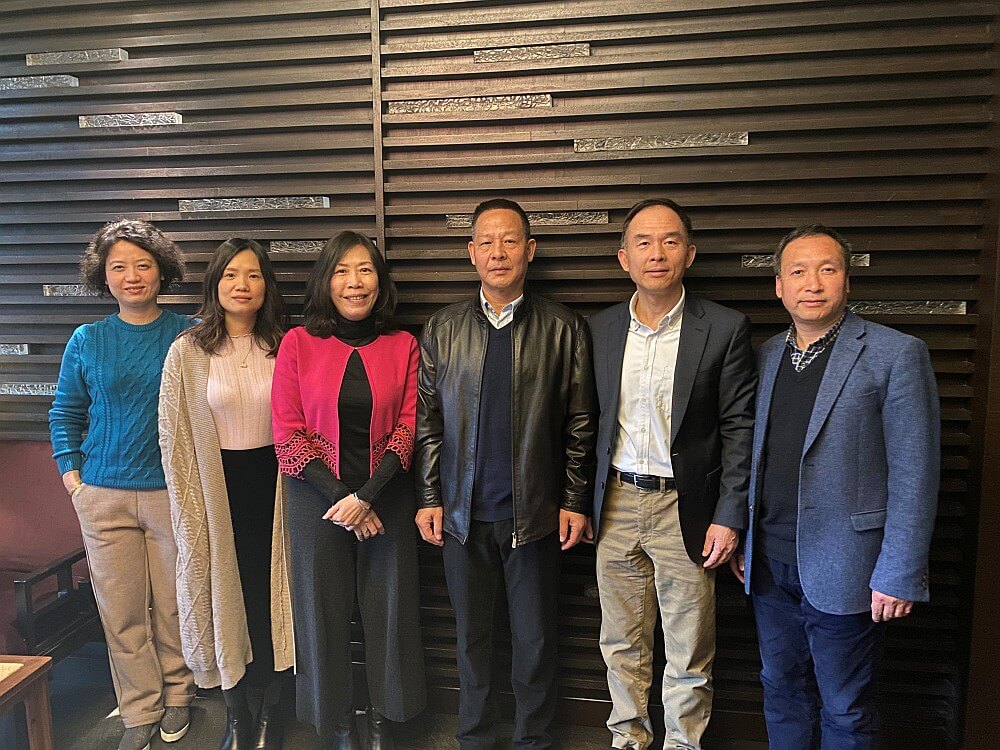 駐浙江聯絡處主任廖鳳嫻（左三）與浙江省港澳事務辦公室副主任姚國文（右三）、香港貿易發展局杭州代表處代表周宏（右二）和澳門貿易投資促進局杭州代表處主任陳英英（左二）等會面交流後合影