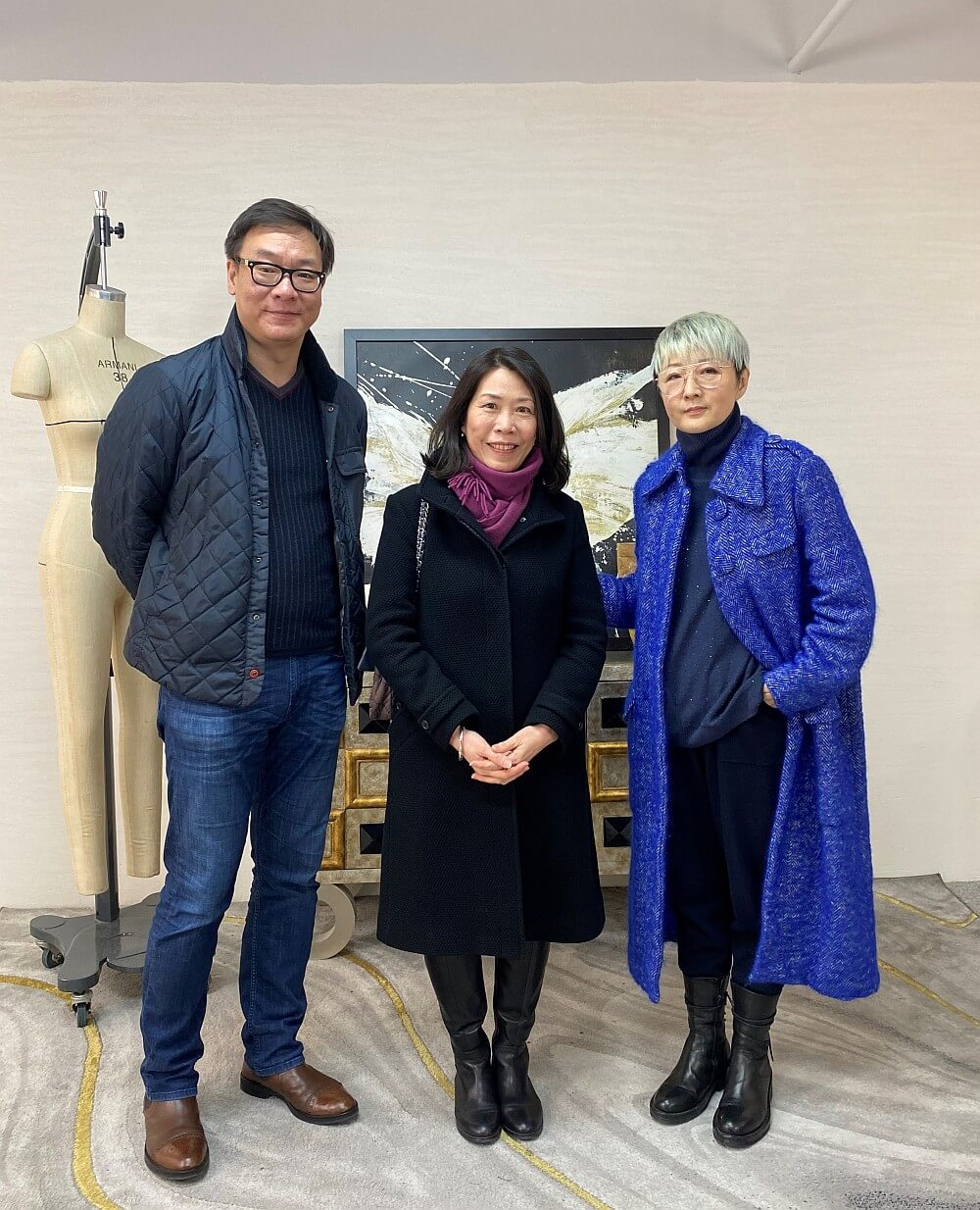 駐浙江聯絡處主任廖鳳嫻（中）、杭州香之騫網絡科技有限公司CEO曾智雄（左）及其公司線上主播合影

